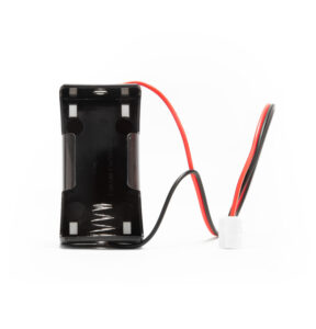 Ein schwarzer Batteriefachhalter mit Drähten in Rot und Schwarz und einem weißen Stecker an der Seite, geeignet für die Aufnahme einer einzelnen Batterie.