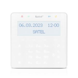 Ein weißes Bedienteil mit Anzeige "06.03.2023 12:00 SATEL" und verschiedenen Symbolen oben, darunter ein Warndreieck, ein Augen- und ein Schlüsselsymbol.