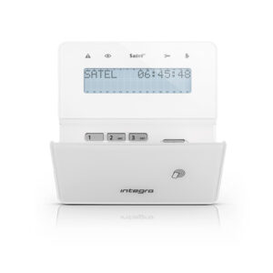Ein weißes Alarmsystem-Bedienfeld von Satel mit einem digitalen Bildschirm, auf dem "Satel" und die Uhrzeit angezeigt werden, sowie Tasten zur Steuerung.