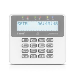 Eine weiße Sicherheitstastatur der Marke Satel mit LCD-Anzeige, die "SATEL" und die Uhrzeit 06:45:48 zeigt, darunter befinden sich nummerierte Tasten mit Buchstaben und Symbolen.