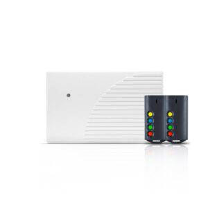 Ein weißes elektronisches Gerätgehäuse mit einem kleinen Sensor oder einer LED auf der linken Seite neben zwei rechteckigen, schwarzen Sensoren mit vertikalen Reihen von grünen, gelben, roten und blauen LEDs.