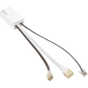 Ein weißer Y-Kabeladapter mit drei Steckern: zwei rechteckige Stecker und ein RJ11-Stecker.