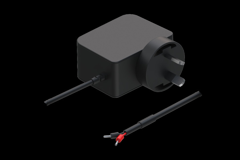 Ein schwarzes Netzteil mit einem dreipoligen Stecker und einem herausführenden Kabel mit zwei freiliegenden Aderenden, eines davon rot markiert.