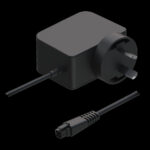 Ein schwarzes Netzteil mit einem dreipoligen britischen Stecker und einem abnehmbaren Stromkabel in einem minimalistischen Design.