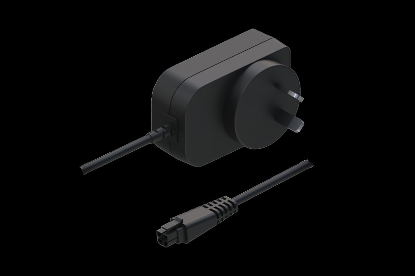 Schwarzes Netzteil mit einem dreipoligen Stecker und einem Kabel mit einem rechteckigen, zweipoligen Anschluss auf schwarzem Hintergrund.