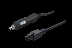 Nahaufnahme eines schwarzen 12-Volt-Autoadapters mit Kabel und Stecker in einem schlichten, schwarzen Design auf schwarzem Hintergrund.