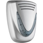 Ein silberner Duftspender mit einer transparenten Abdeckung und Lüftungsschlitzen an der Oberseite.