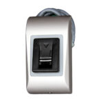 Ein silberfarbener Wippschalter mit einem schwarzen, abgerundeten Kippschalter und einem Verbindungskabel im Hintergrund.