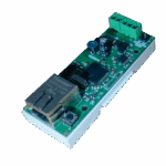 Eine grüne Elektronikplatine mit einem Ethernet-Anschluss und mehreren Bauteilen, darunter Kondensatoren und Chips, sowie einem grünen Steckverbinder an einem Ende.