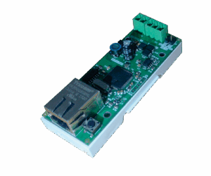 Eine grüne Elektronikplatine mit einem Ethernet-Anschluss und mehreren Bauteilen, darunter Kondensatoren und Chips, sowie einem grünen Steckverbinder an einem Ende.