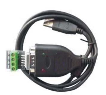 Ein USB-zu-Seriell-Kabel mit einem USB-Stecker am einen Ende und einem mehrfarbigen Klemmenblock am anderen Ende, kombiniert mit einem 9-poligen D-Sub-Anschluss.