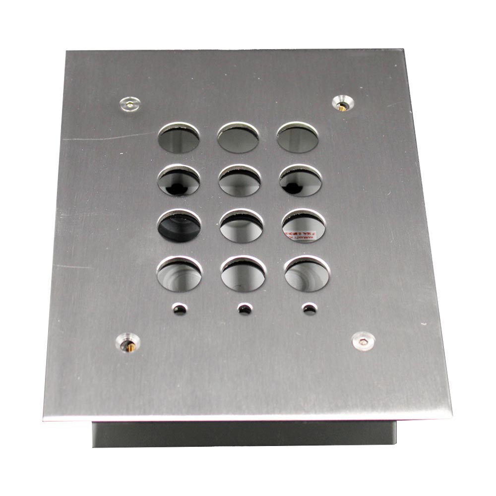 Metallene Abdeckung mit zwölf kreisförmigen Öffnungen in einem 3x4-Muster, montiert auf einer rechteckigen Fläche mit Schrauben an den Ecken.