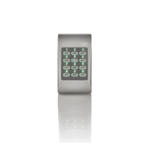 Ein elektronisches Tastenfeld mit grüner Hintergrundbeleuchtung und Nummerntasten von 0 bis 9 sowie den Buchstaben A und B, mit einem "xpr"-Logo darüber.