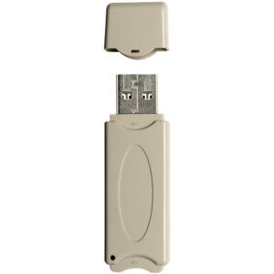Ein beige USB-Stick mit abgenommener Kappe, die darüber schwebt, auf weißem Hintergrund.