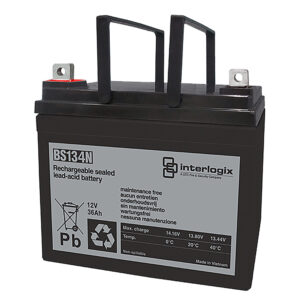 Eine wiederaufladbare, versiegelte Blei-Säure-Batterie der Marke Interlogix, Modell BS134N, mit einer Kapazität von 12V und 36Ah, mit Beschriftungen zur Wartungsfreiheit und anderen technischen Angaben.