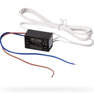 Ein schwarzes elektronische Modul mit der Aufschrift 'Hi-Link' und Anschlusskabeln in Blau und Braun liegt vor einer aufgerollten weißen Kabelspule.