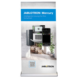 Roll-up-Banner mit der Aufschrift "Jablotron Mercury – Intelligente Lösung für Ihre Sicherheit" zeigt Sicherheitsgeräte und eine Smartphone-App in einem modern eingerichteten Raum. Unten ist ein QR-Code und das Jablotron-Logo zu sehen.