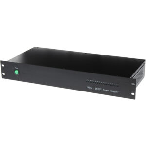 Eine schwarze 18-Port DC 12V Stromversorgungseinheit in einem Rack-Gehäuse mit einem grünen Netzschalter auf der linken Seite.