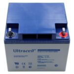 Eine blaue und graue Ultracell wiederaufladbare Batterie, Modell UL40-12, mit 12V und 40AH, ausgestattet mit schwarzen und roten Polanschlüssen.