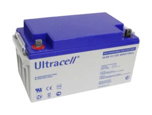 Wiederaufladbare VRLA-Batterie von Ultracell mit blauer Abdeckung und grauem Gehäuse, beschriftet mit UL65-12 (12V 65AH/10HR) sowie verschiedenen technischen Informationen und Symbolen wie CE und RoHS.