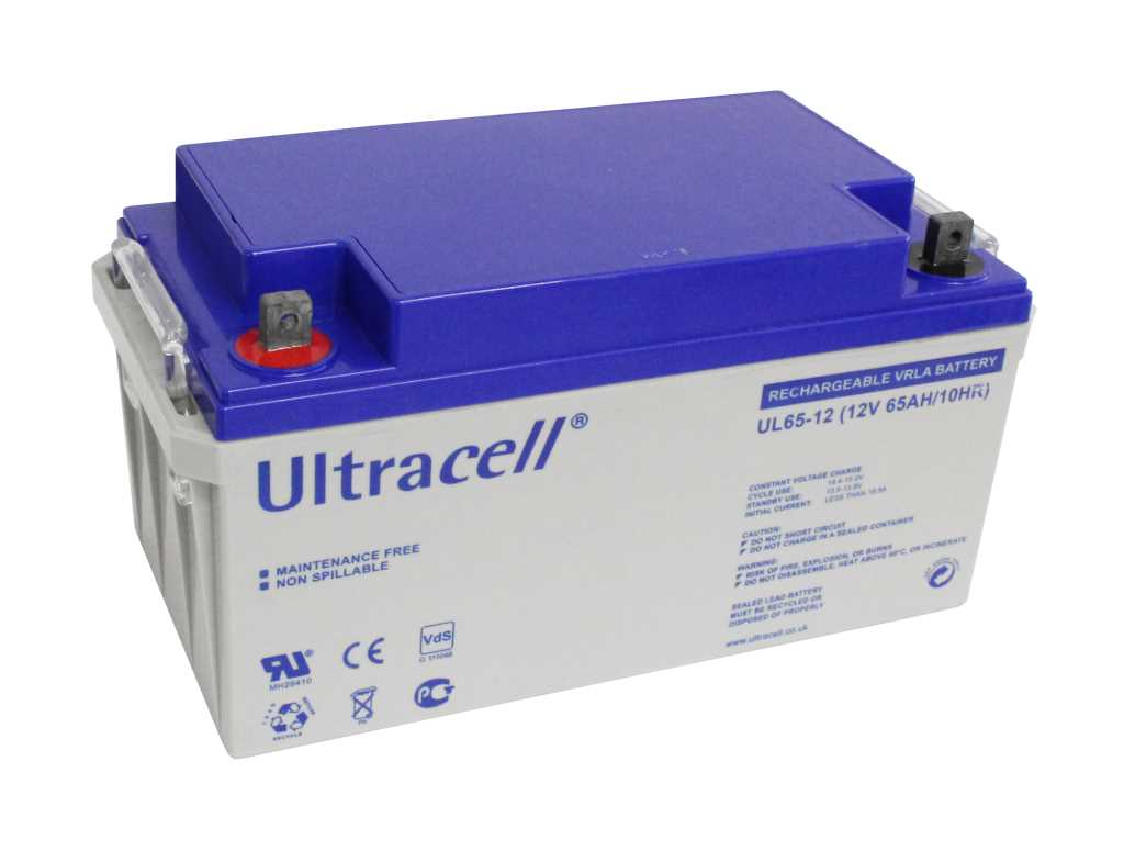 Wiederaufladbare VRLA-Batterie von Ultracell mit blauer Abdeckung und grauem Gehäuse, beschriftet mit UL65-12 (12V 65AH/10HR) sowie verschiedenen technischen Informationen und Symbolen wie CE und RoHS.