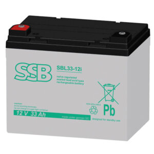 Ein versiegelter Blei-Säure-Akku der Marke SSB, Modell SBL33-12i, mit einer Nennspannung von 12 V und einer Kapazität von 33 Ah, ausgestattet mit einem schwarzen Gehäuseoberteil und einem grauen Korpus, beschriftet mit Warnhinweisen und Recyclingsymbolen.