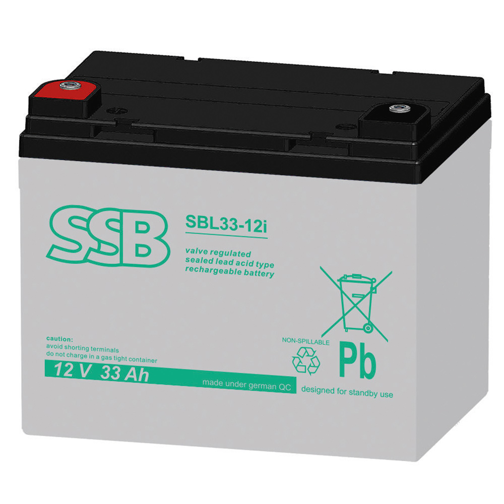 Ein versiegelter Blei-Säure-Akku der Marke SSB, Modell SBL33-12i, mit einer Nennspannung von 12 V und einer Kapazität von 33 Ah, ausgestattet mit einem schwarzen Gehäuseoberteil und einem grauen Korpus, beschriftet mit Warnhinweisen und Recyclingsymbolen.