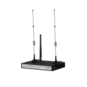 Ein schwarzer Router mit zwei langen Antennen und einem kleineren mittleren Element.