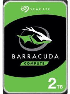 Grünes und schwarzes Etikett einer 2 TB Seagate Barracuda Compute Festplatte mit einem stilisierten Barracuda-Logo.
