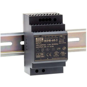 Eine schwarze Hutschienennetzteil von Mean Well, Modell HDR-60-5, montiert auf einer Metallschiene. Es zeigt die technischen Spezifikationen wie Eingangsspannung 100-240VAC und Ausgang 5VDC, 6.5A.
