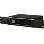 Ein schwarzes Rackmount-Netzteilgerät mit einer digitalen Anzeige auf der Vorderseite, die Spannung in Volt und Strom in Ampere anzeigt, sowie mehreren grünen LEDs und einem Hinweis auf 9-Port DC12V Stromversorgung.
