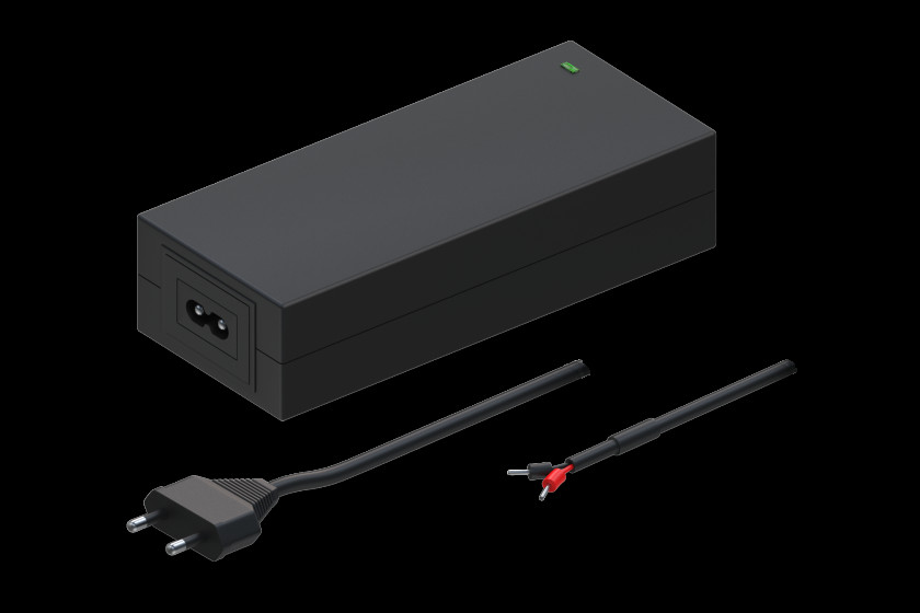 Schwarzes Netzteil mit zwei Kabeln, eines mit einem Netzstecker und das andere mit offenen Drahtenden, auf schwarzem Hintergrund.