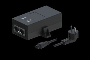 Ein schwarzer Power over Ethernet (PoE) Injector mit zwei Ethernet-Anschlüssen, beschriftet als 'PoE' und 'LAN', sowie ein danebenliegendes Netzkabel mit einem steckfertigen Stecker.