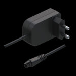 Schwarzes Netzteil mit Eurostecker, daneben ein separates Stromkabel mit rechteckigem Anschluss, dargestellt auf schwarzem Hintergrund.