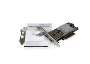 Eine Avigilon PCIe-Netzwerkkarte mit zwei SFP-Ports, Montagematerial und einer Anleitung im Hintergrund.