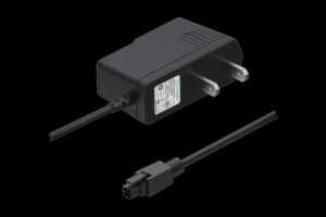 Schwarzes Steckernetzteil mit zwei Stiften und einem abnehmbaren Kabel mit einem speziellen Steckerende.