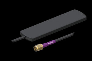 Lange, schmale schwarze Antenne mit einem daran befestigten Kabel, das auf einem Ende mit einem goldenen Anschluss und einem violetten Etikett mit der Aufschrift 'MOBILE' versehen ist.