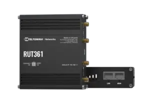 Ein schwarzer Teltonika RUT361-Router mit mehreren Antennenschraubanschlüssen und Anschlüssen für LAN und WAN, hergestellt in Litauen.
