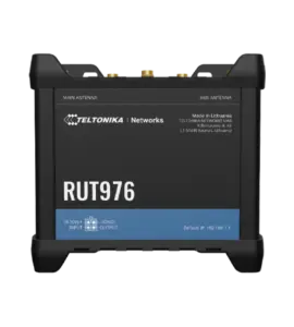 Ein schwarzes Teltonika Netzwerkrouter-Modell RUT976 mit Beschriftungen der Herstellerinformationen oben rechts.