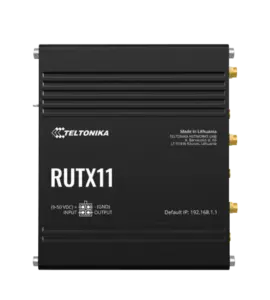 Das Bild zeigt einen schwarzen Teltonika RUTX11 Router mit mehreren Anschlüssen an der Seite und Aufdrucken wie dem Standard-IP 192.168.1.1, hergestellt in Litauen von Teltonika Networks UAB.
