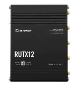 Ein schwarzer Teltonika RUTX12 Router mit mehreren goldfarbenen Anschlüssen an der Seite, hergestellt in Litauen, mit einer standardmäßigen IP-Adresse von 192.168.1.1.