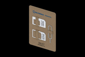 Ein SIM-Kit von Teltonika Networks mit Nano- und Micro-SIM-Adaptern sowie einem SIM-Auswurftool auf einer braunen Kartonhalterung.