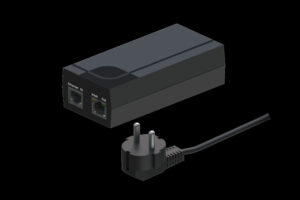 Ein schwarzes PoE-Injektor-Gerät mit zwei Ethernet-Anschlüssen und einem separaten Netzkabel mit einem dreipoligen Stecker auf schwarzem Hintergrund.