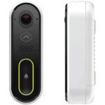 Zwei Ansichten einer modernen Video-Türklingel, links von vorne und rechts von der Seite, mit einem schwarzen Frontpanel, Kamera oben, Mikrofon in der Mitte und einem beleuchteten Klingeltaster unten.