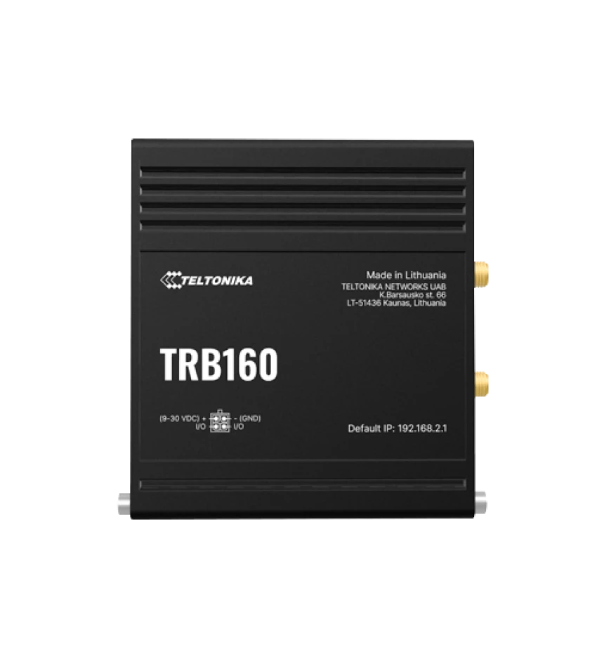 Ein schwarzes Teltonika TRB160 Gerät, hergestellt in Litauen, mit Anschlüssen an der Seite und Standard-IP-Adresse 192.168.2.1.
