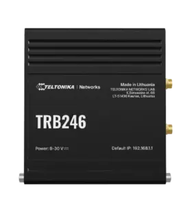 Schwarzes Teltonika TRB246 Netzwerkgerät mit der Aufschrift 'Made in Lithuania', Modellnummer und elektrischem Leistungsbereich angezeigt.
