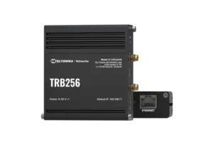 Industrie-Router Teltonika TRB256 mit Ethernet-Anschluss und Gehäusebeschriftungen für Stromversorgung und Standard-IP.