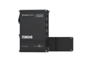 Ein schwarzer TSW040 PoE-Switch von Teltonika Networks mit seitlichem Blick, bei dem die Anschlüsse auf der rechten Seite sichtbar sind.