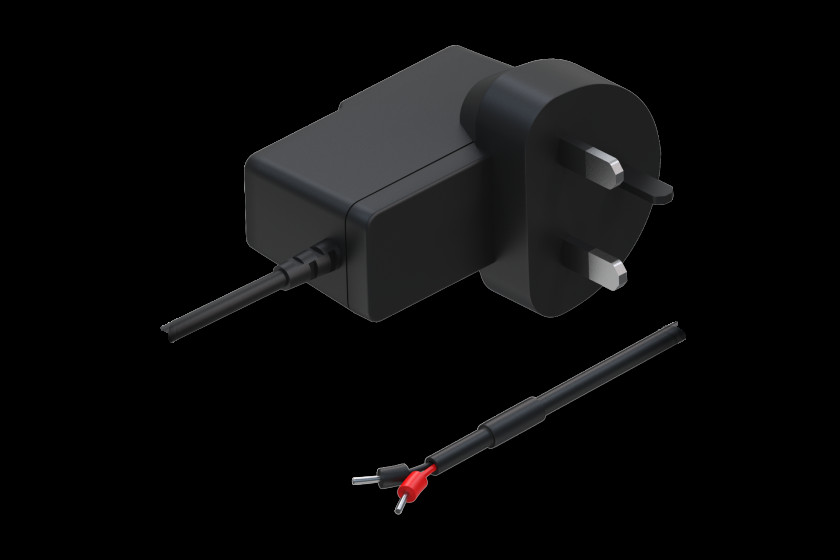 Ein schwarzes Netzteil mit einem dreipoligen Stecker und einem angeschlossenen Kabel mit zwei farblich markierten Anschlüssen, rot und schwarz.