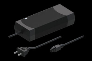 Schwarzes Netzteil mit integriertem Netzkabel und separatem Stromkabel mit einem europäischen Stecker und einem rechteckigen Anschluss.
